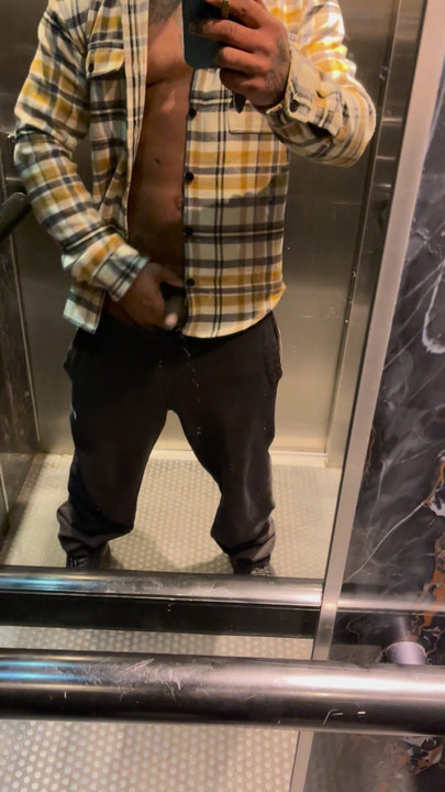 差点在电梯里被抓