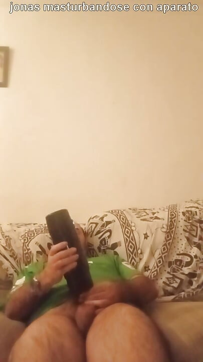 Jonas se masturbando com Bribrador