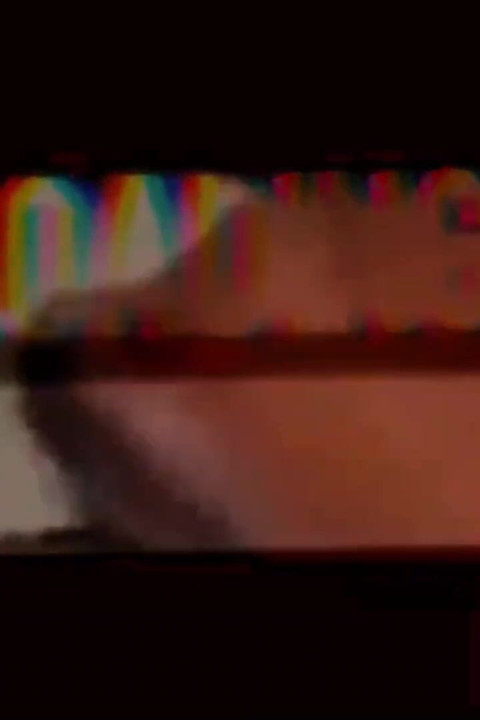 היא מוציאה את הזין שלו ברשלנות עד שהוא מוציא אגוז ענק!!