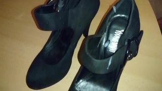 Komm auf ihre eleganten schwarzen Sandaletten-High Heels