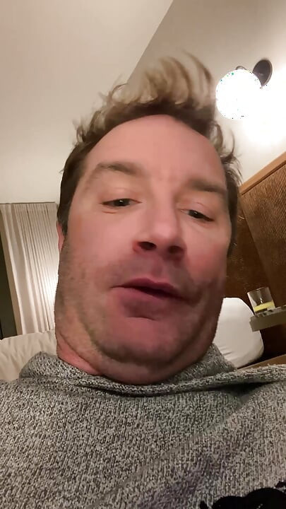 milf pokazuje swoje gorące spocone kutas usztywniające podeszwy