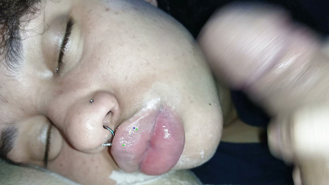 CREAMPIE FACIAL: SPERMĂ PE BUZELE FRUMOASE ALE TĂRFEI