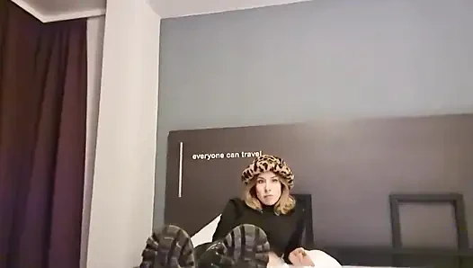 Er Schnüffelt Und Leckt Meine Verschwitzten Stiefel, Weißen Socken Und Füße