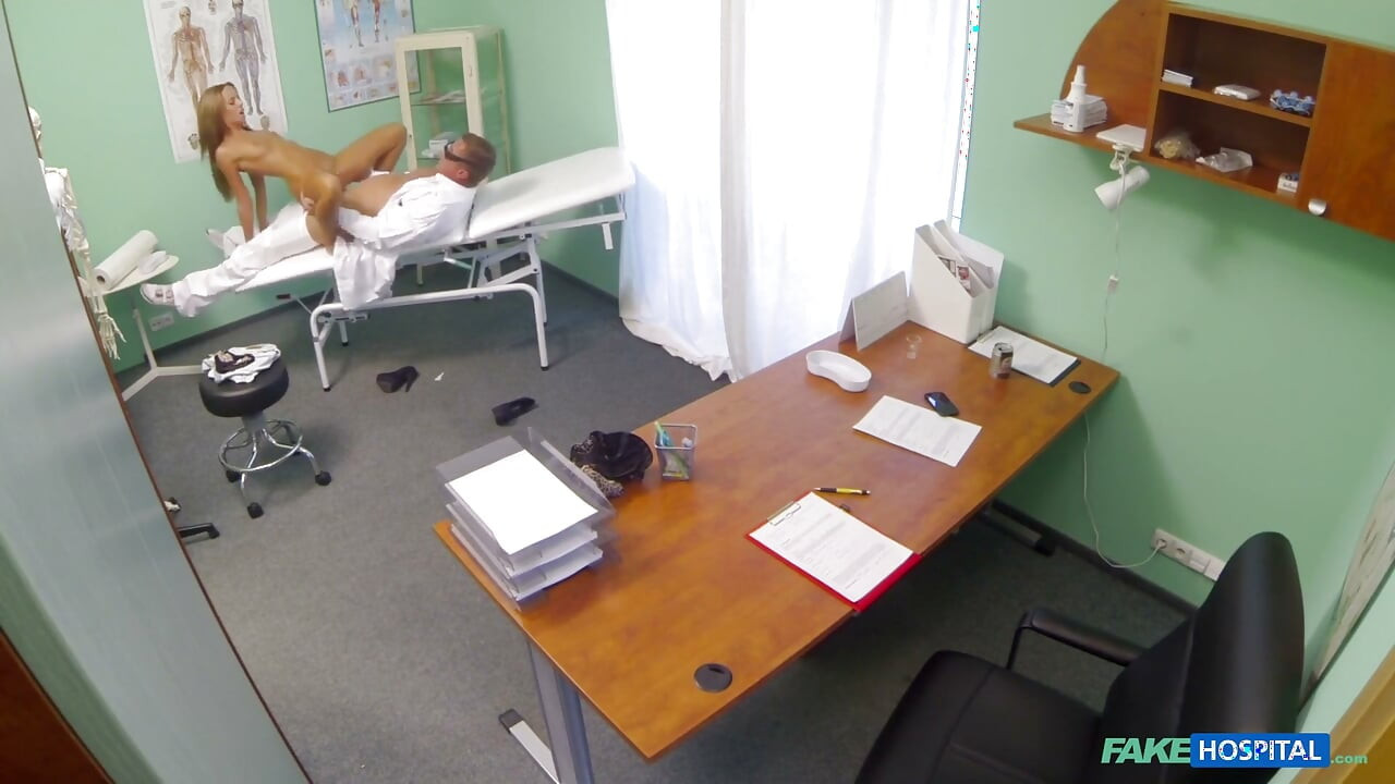 Spital fals - fundul tânăr sexy vorbit în examinarea completă are parte de o ejaculare înăuntru