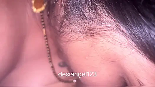 Desi bhabhi memberikan kesenangan oral mengisap kontol