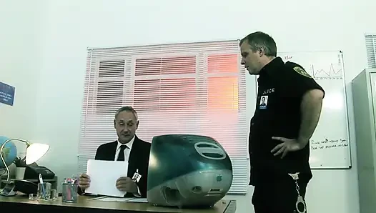 Vollbusige brünette wird von zwei polizisten gefickt
