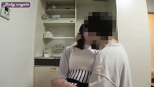 Zarif ve sessiz eş. F-cup sarkık göğsü ve beklenmedik şekilde duyusal dil kışkırtması - bölüm 1