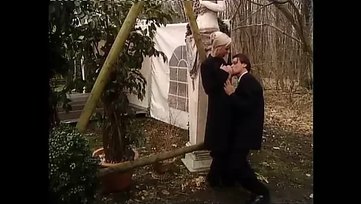 Ateşli sarışın dışarıda güzel ve sağlam bir yarak alıyor