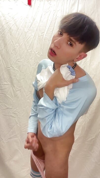 Blue Femboy玩新玩具