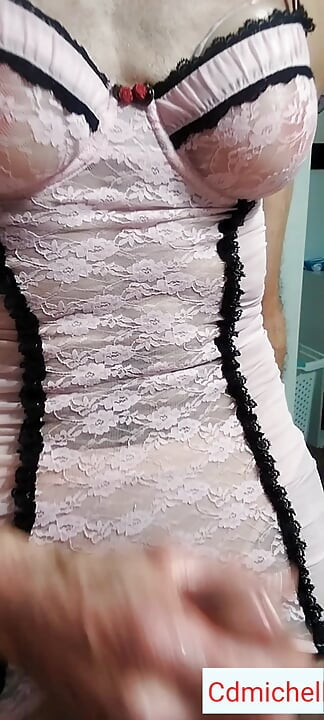 Cdmichelle穿着白色性感内衣玩弄鸡巴直到大量精液