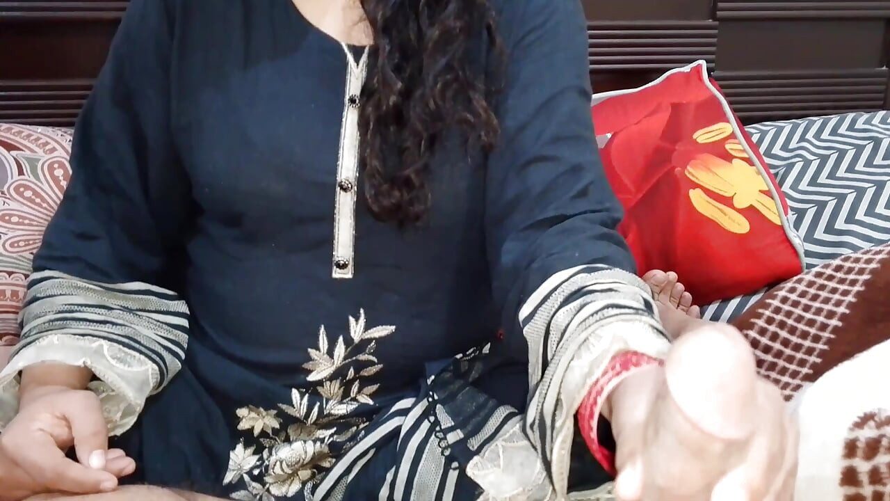 אמא חורגת העירה את בנה החורג מוקדם בבוקר