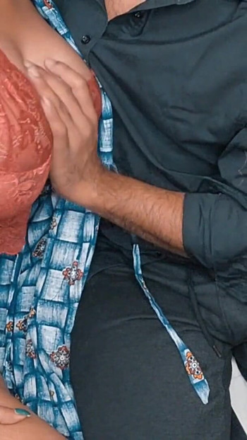 Zapanjujući trenutak iz "Desi Bhabhi Riya je jebana od susjeda koji vara muža"