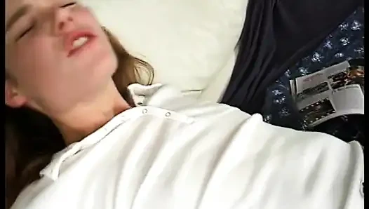 Lustvolles college-mädchen mit kleinen titten und brennenden Auburn-haaren, anne howe genießt harten schwanzbohren