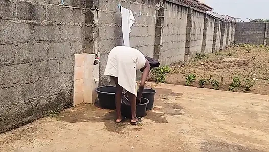 Seks bağımlısı edepsiz kaltak kocasının erkek kardeşini pencerenin arkasında sikiyor