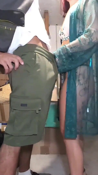 Epischer moment aus "Vom techniker gefickt, während mein mann nicht im haus ist"