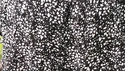 Draußen ohne höschen, aber mit Schmuck in meinem arsch und einem pisse oben drauf