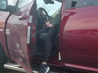 Une exhibitionniste dans sa voiture