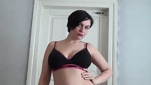 Ibu tiri membawamu ke hari kerjanya, ibu tiri - model bra dengan payudara besar!