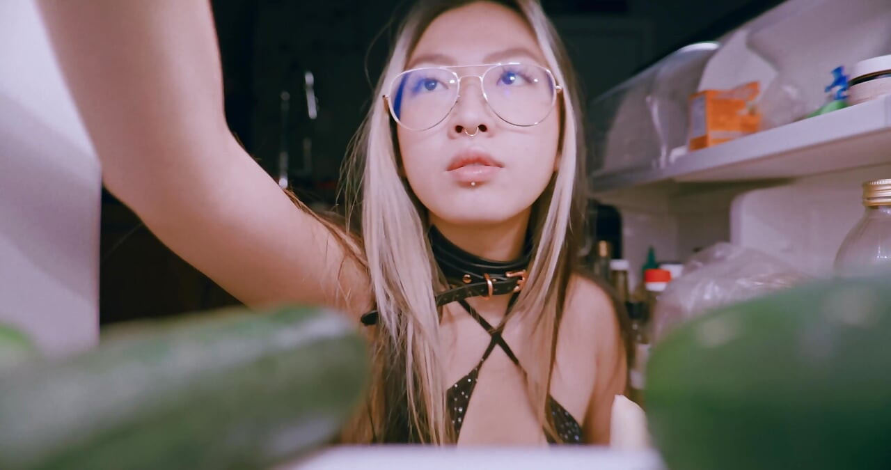 Gustarea noaptea târziu în bucătărie se transformă într-o ejaculare facială cu proteine