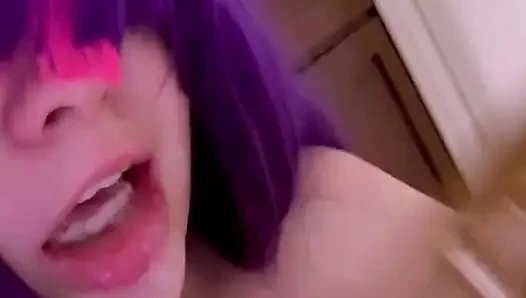 Aku lagi asik nyepong dildo ukuran kontol raksasa pria kulit hitam sampai aku crot banyak banget!