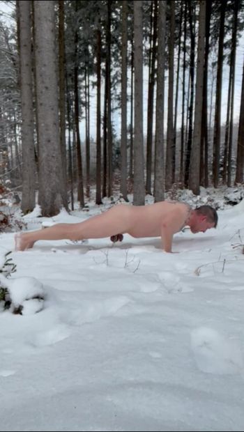 Nagi sport śnieżny w lesie 1