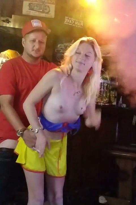 Em tóc vàng dâm đãng