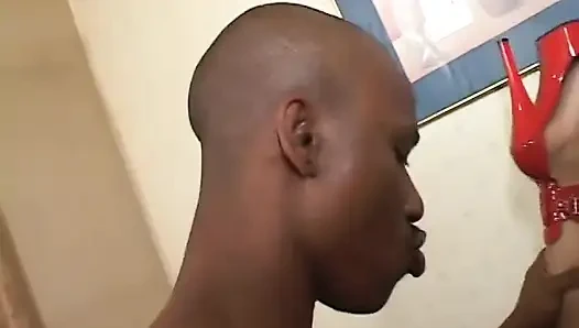 Topuklu seksi zenci genç kız amcığı sikilirken üstte olmayı seviyor