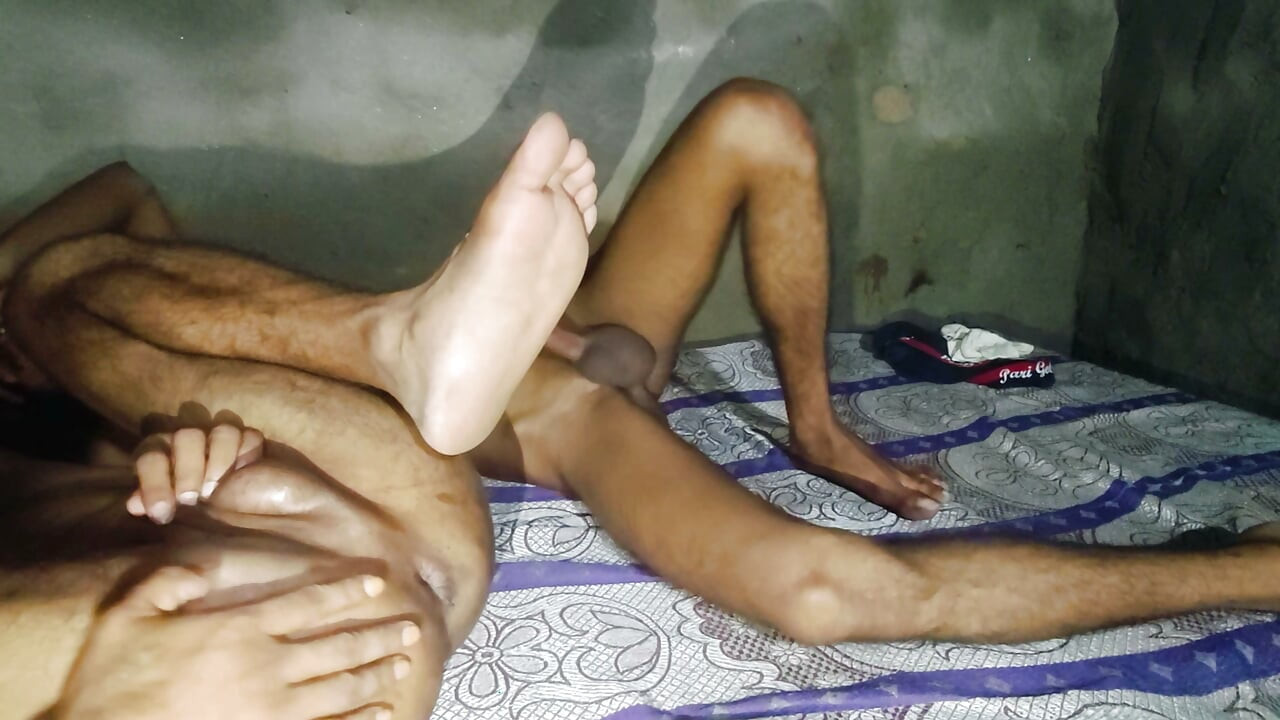 চাচার ছেলে তার বড় মোটা ল্যাঁড়া দিয়ে ভাইয়ের পাছা চুদল / দেশি হট বয় এইচডি ভিডিও
