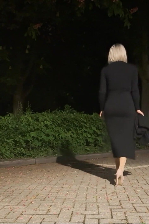 섹시한 옷을 입고 야외에서 걷는 Sissy