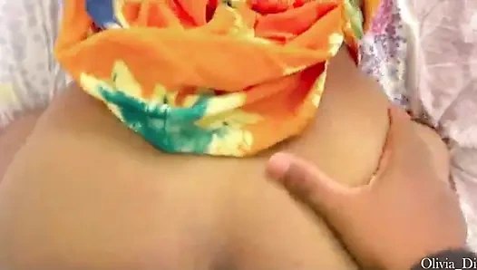 Hintli ateşli kız erkek arkadaşının büyük kahverengi yarağına biniyor