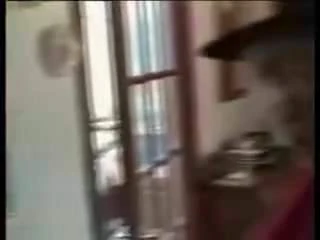 Matur hizmetçiye şaplak atıyor