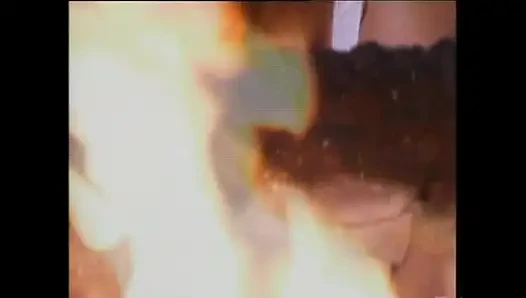 Orta yaşlı seksi kadınlar şenlik ateşinde sikiliyor ve ağzına ve yüzüne büyük yaraklarla boşalıyor