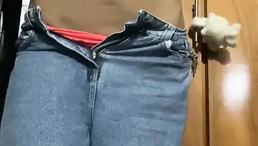 Sie ist nach hause gekommen, sie ist wirklich von meinen aufrechten nippeln angezogen, sie streichelt mich!