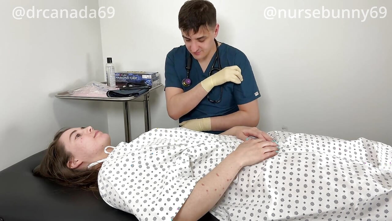 Gyno 시험 멀티 각도를 얻는 간호사 버니