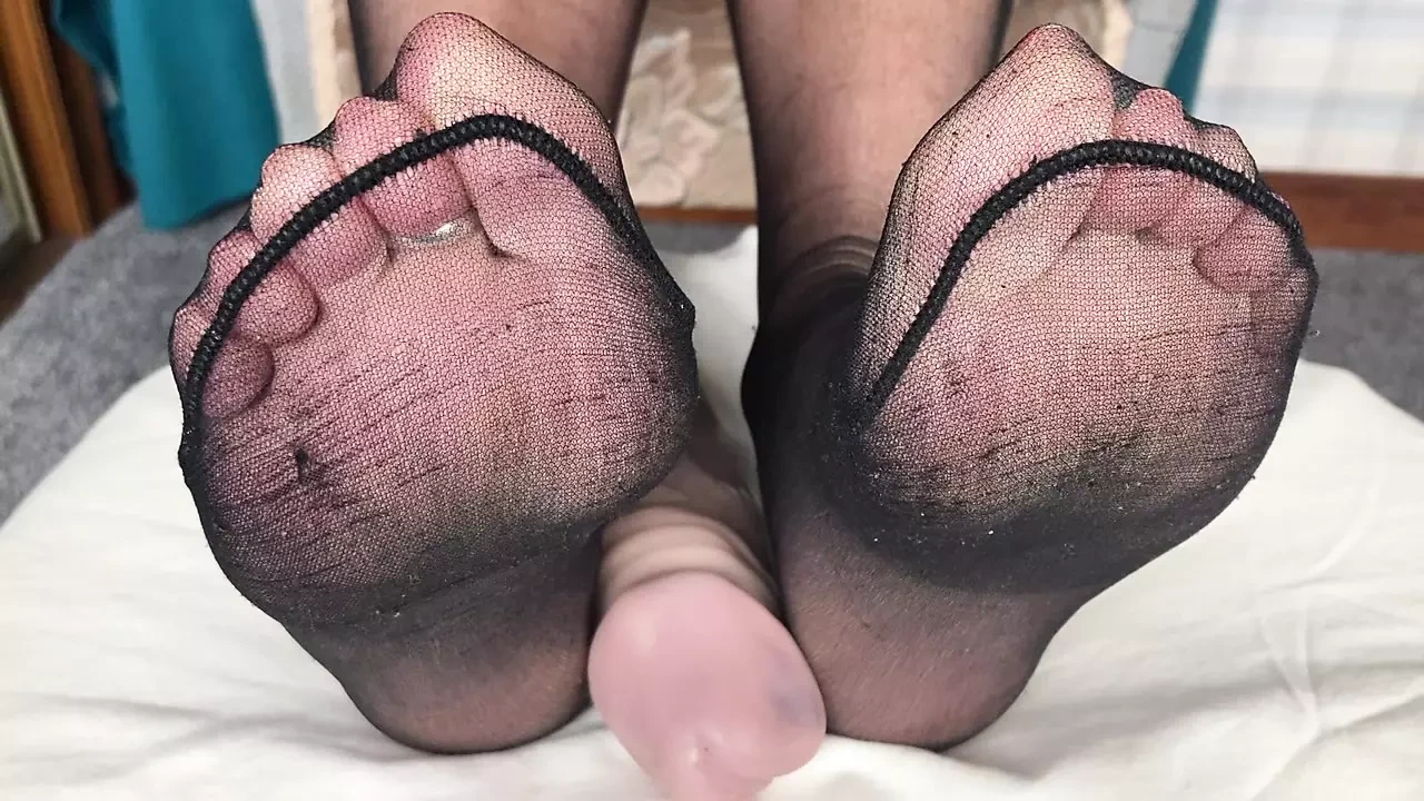 Mrs Mature Feet showing you all her sexy Feet, toes and soles. Video is part of a series showing her feet and toes. Part 3