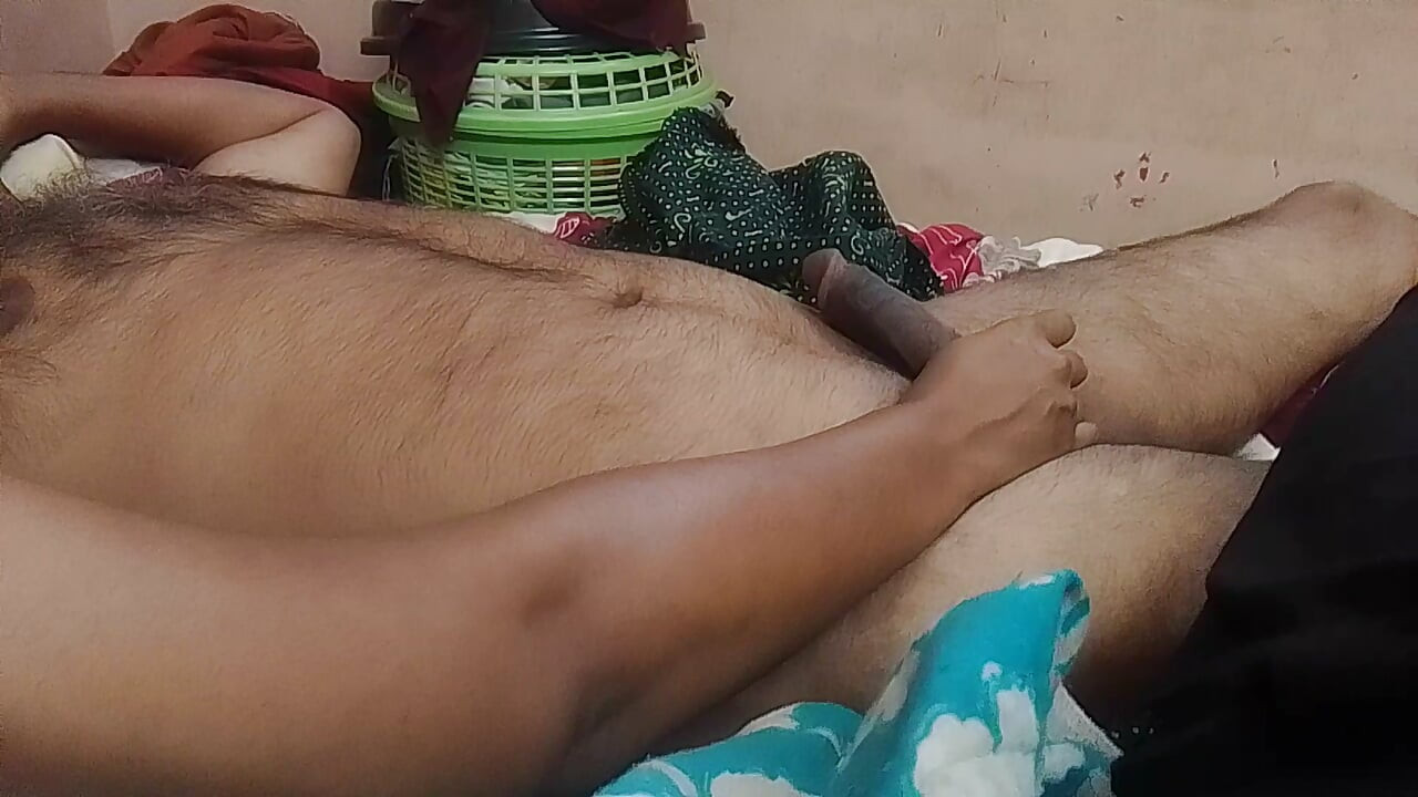 Kocası ve karısı evde sevişiyor
