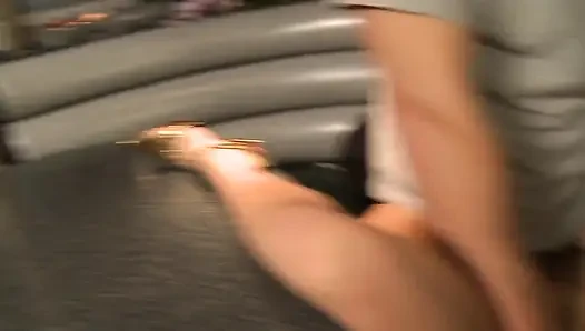Şehvetli üvey anne en sevdiği restoranda sikişiyor