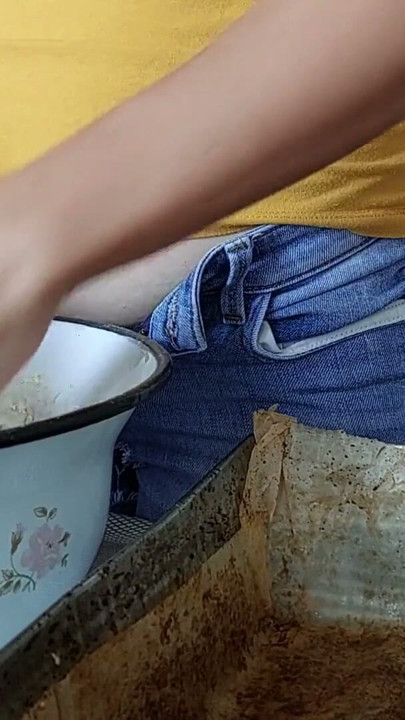 Mulher peluda sensual na cozinha Mãe sexy, buceta peluda, bunda grande, aspirando a casa nua. Peluda latina com mamilos grandes | Clipe 3