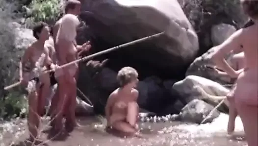 Famílias nudistas viajam para as montanhas (vintage dos anos 60)