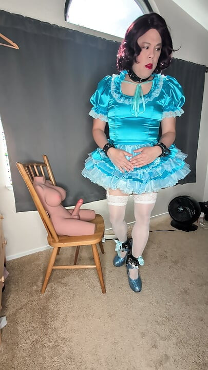 Satenska sissy sobarica se priključuje i sisa svoju lutku