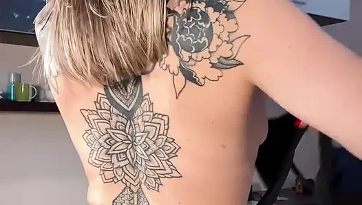 Стрип-танец Писать в комментариях, что вы думаете об этом BB?