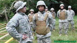 Soldado negro follado analmente mientras se masturba