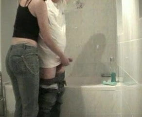 Handjob im Bad