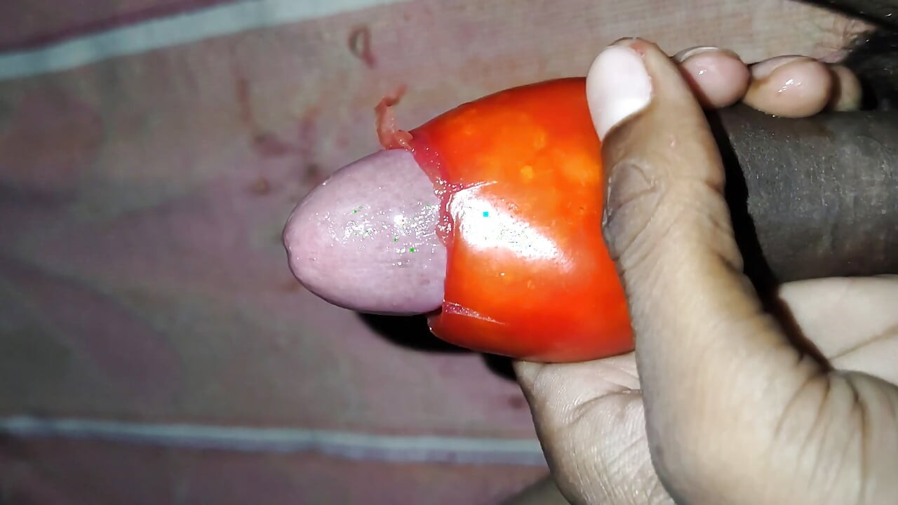 Dečko zgodan posao s rajčicom