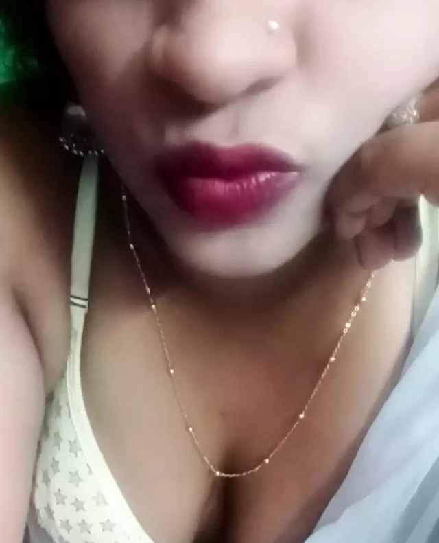 DESI BHABHI JI GHAR PER AKELE HAI PURE ROMNTIC MOOD ME AAO DEKO KSEY CHUDWATI HAI