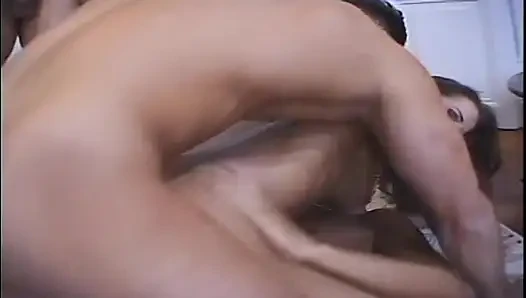 Drei buffen-hengste bekommen von einer sexy brünetten hure den kopf und ficken sie dann