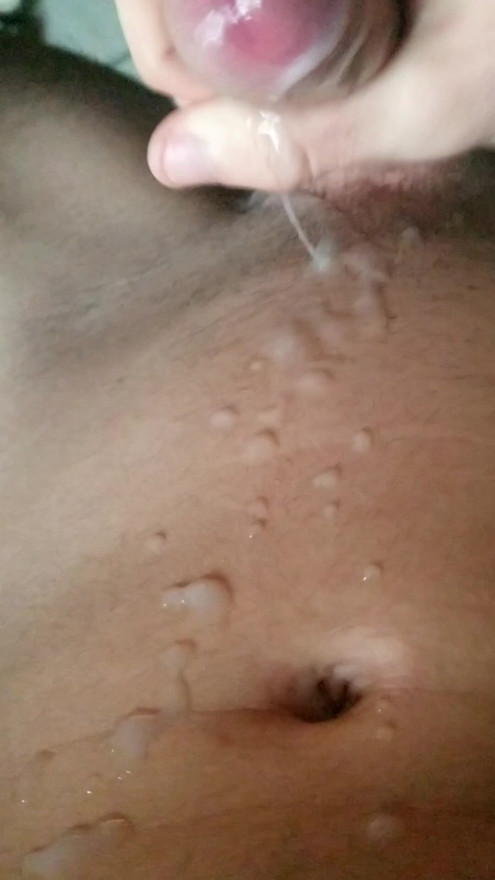 非常に液体の精子と私の胃にザーメン
