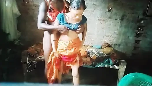 Als er heute zum ersten Mal seine Frau machte, fickte er sowohl ihren Arsch als auch ihre Muschi von hinten zusammen