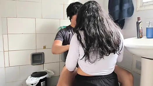 Dorfarzt lernt, Schwanz zu lutschen, es ist ihr erstes Mal