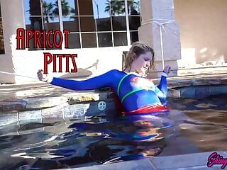 Supergirl cosplay waterbondage hachelijke situatie